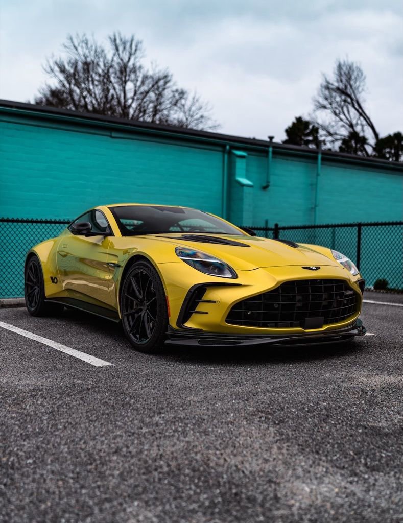 Used 2025 Aston Martin V8 Vantage Coupe image 4