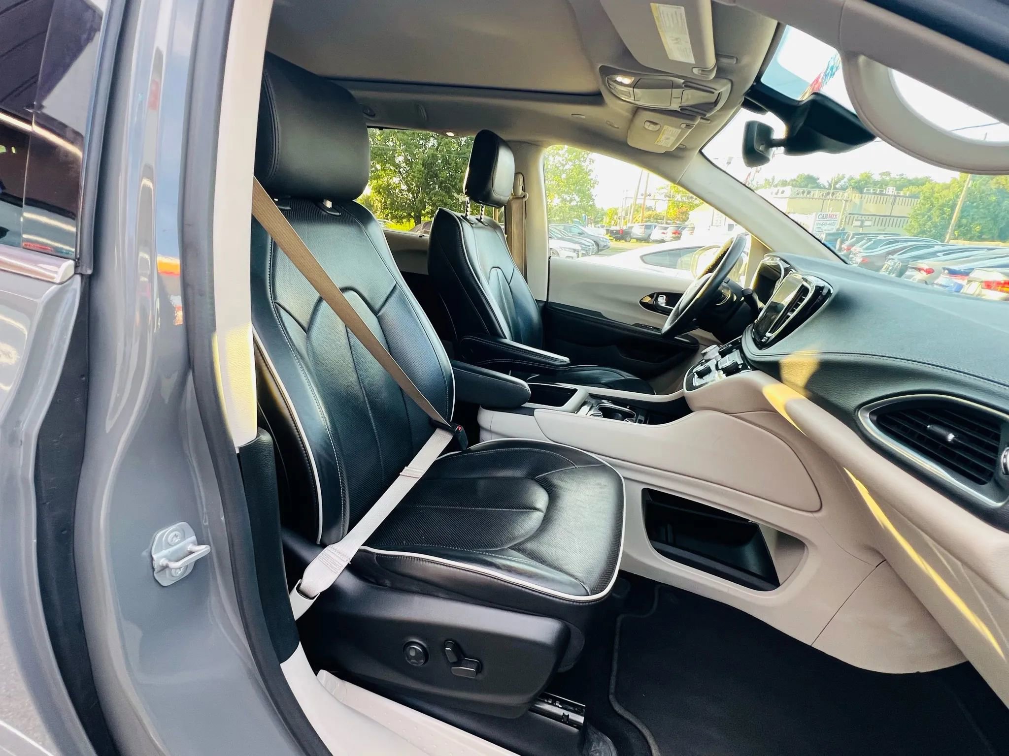 Used 2022 Chrysler Pacifica Limited image 14