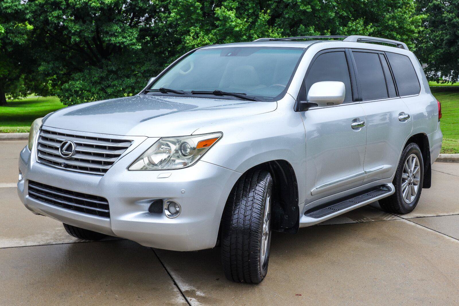 Used 2011 Lexus LX 570 4WD w/ Luxury Pkg image 3