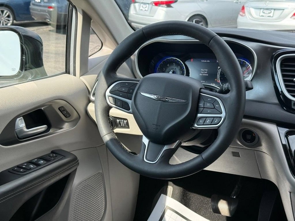 Certified 2024 Chrysler Pacifica Touring-L FWD image 12