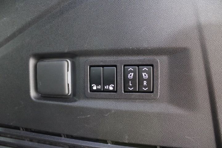 Used 2023 GMC Yukon Denali Ultimate image 16