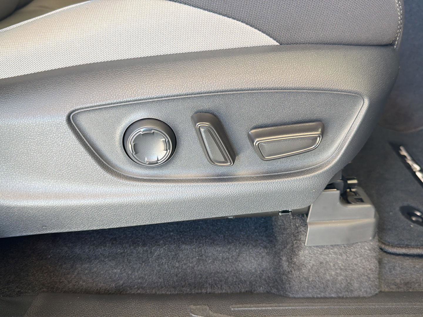 Used 2026 Toyota Tacoma TRD Sport w/ TRD Sport Upgrade Package image 15