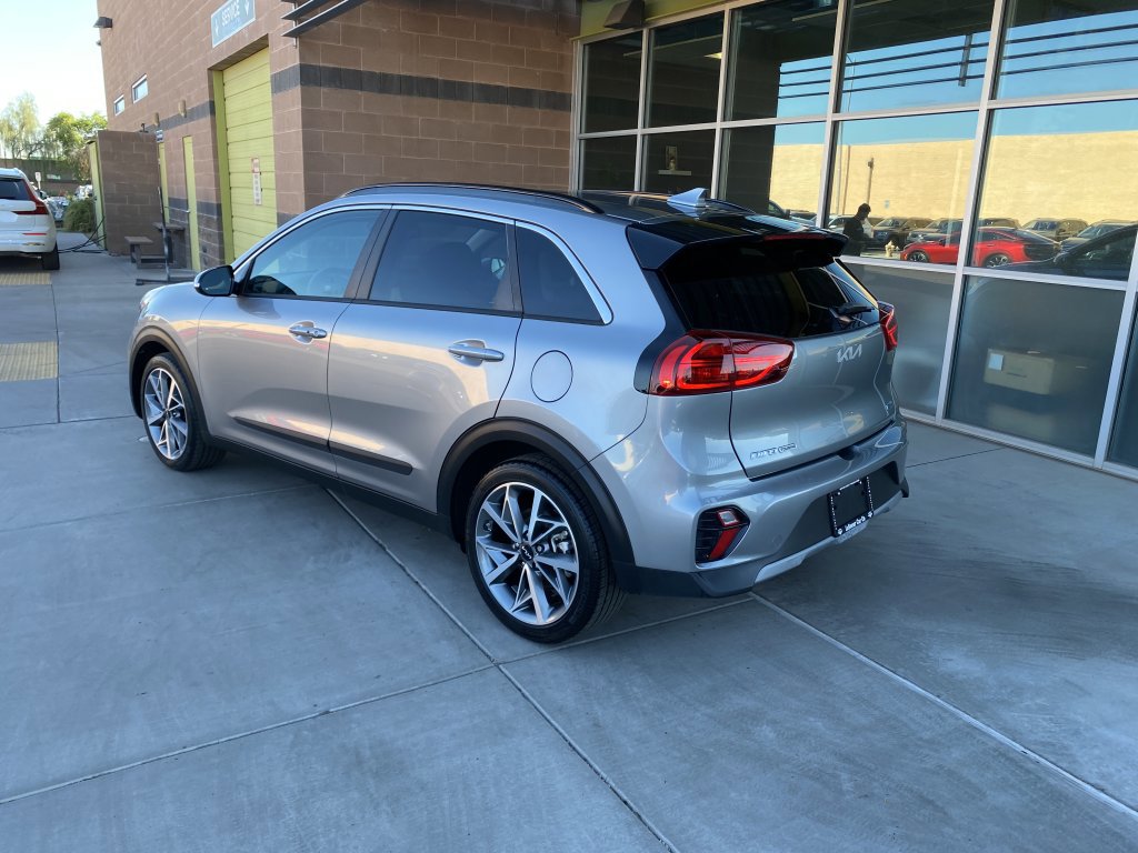 Used 2022 Kia Niro Touring Special Edition FWD image 3