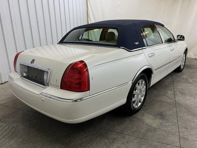 Used 2005 Lincoln Town Car Signature Limited image 7