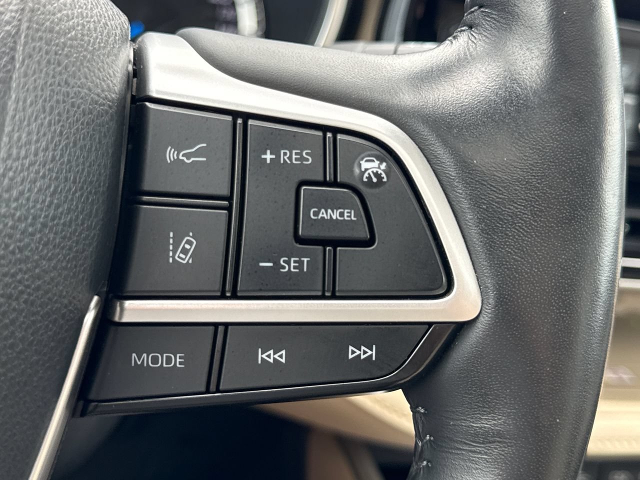 Used 2023 Toyota Highlander XLE AWD/4WD image 28
