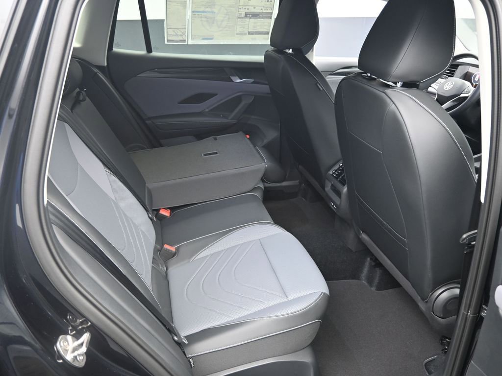 Used 2025 Volkswagen Tiguan SE FWD image 26