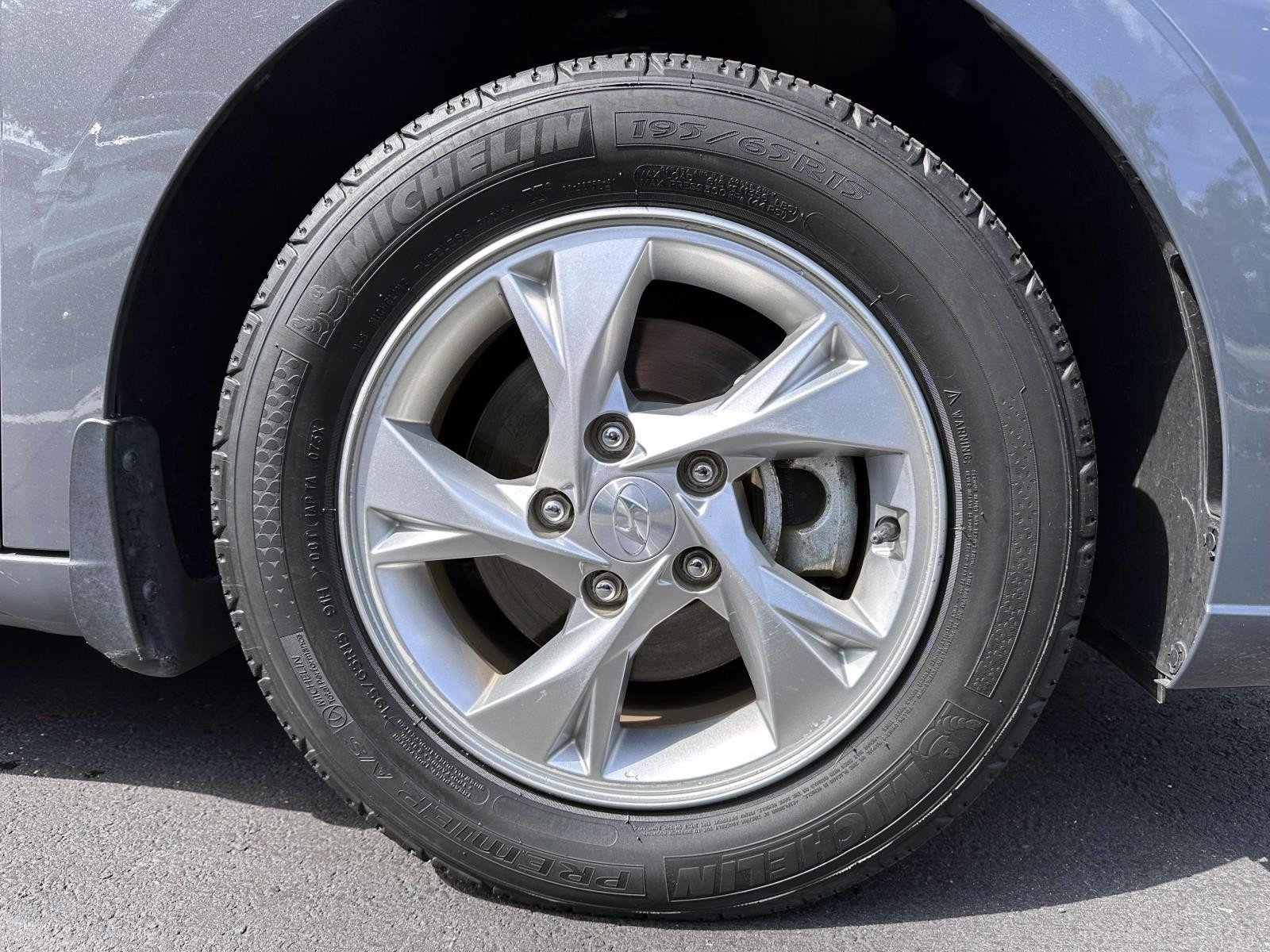 Used 2023 Hyundai Elantra SE FWD image 6