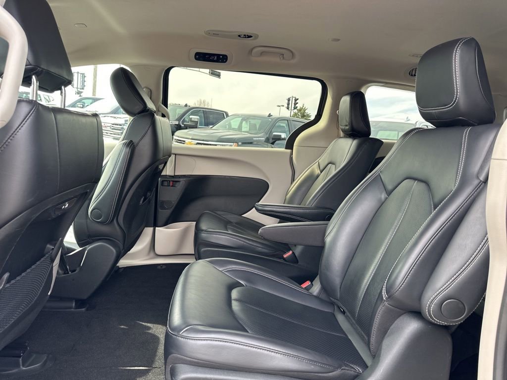 Used 2023 Chrysler Pacifica Touring-L image 12