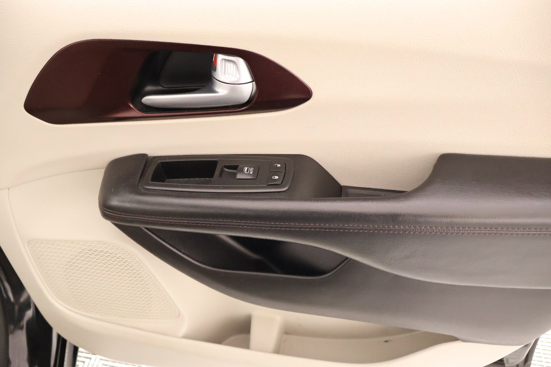 Used 2017 Chrysler Pacifica Limited w/ Tire & Wheel Group image 19