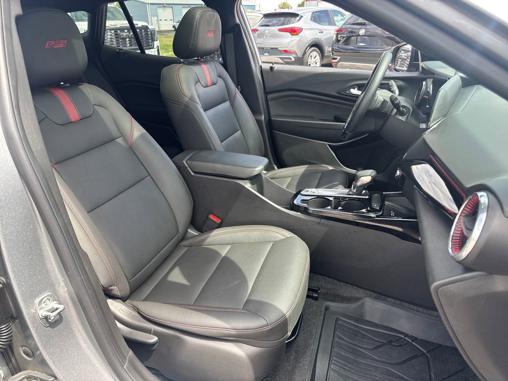 Used 2025 Chevrolet Trax RS w/ Sunroof Package FWD image 13