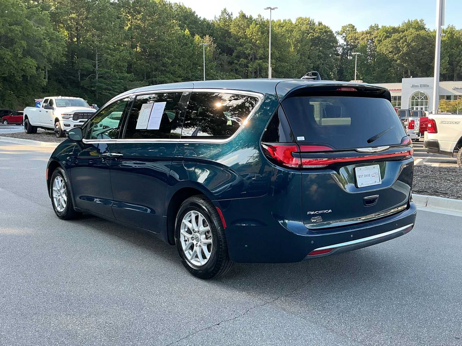 Used 2023 Chrysler Pacifica Touring-L FWD image 3