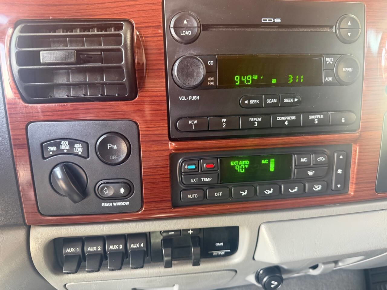 Used 2005 Ford F350 Lariat image 25