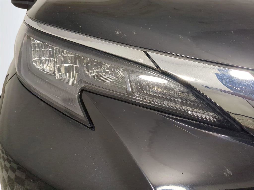 Used 2025 Toyota Sienna XLE image 10