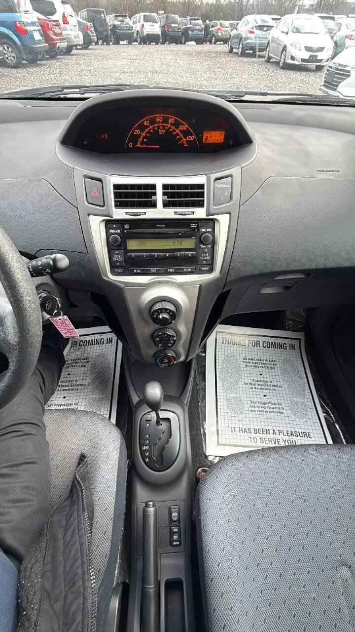 Used 2010 Toyota Yaris 4-Door Hatchback image 15