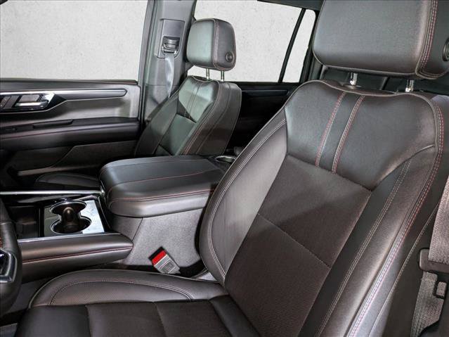 Used 2025 Chevrolet Suburban RST w/ Comfort Package AWD/4WD image 19