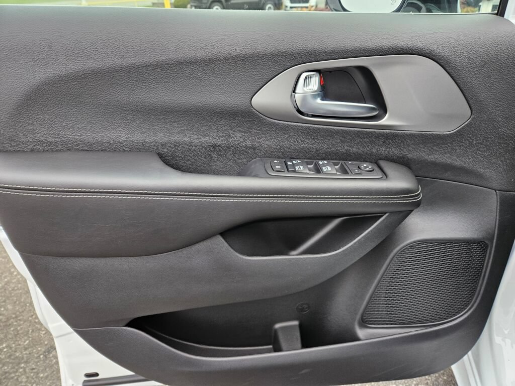 New 2027 Chrysler Pacifica LX FWD image 18