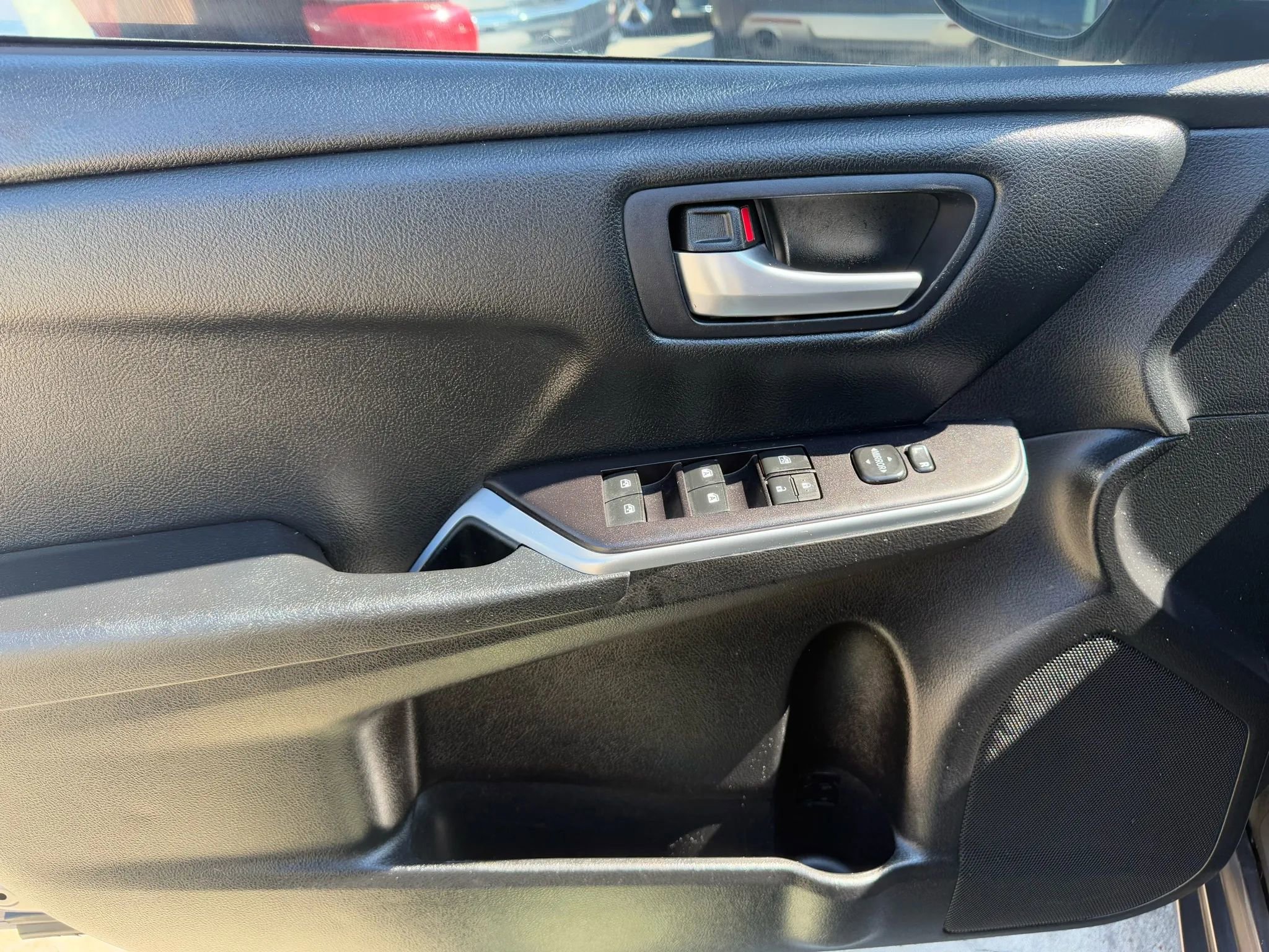 Used 2016 Toyota Camry SE image 18