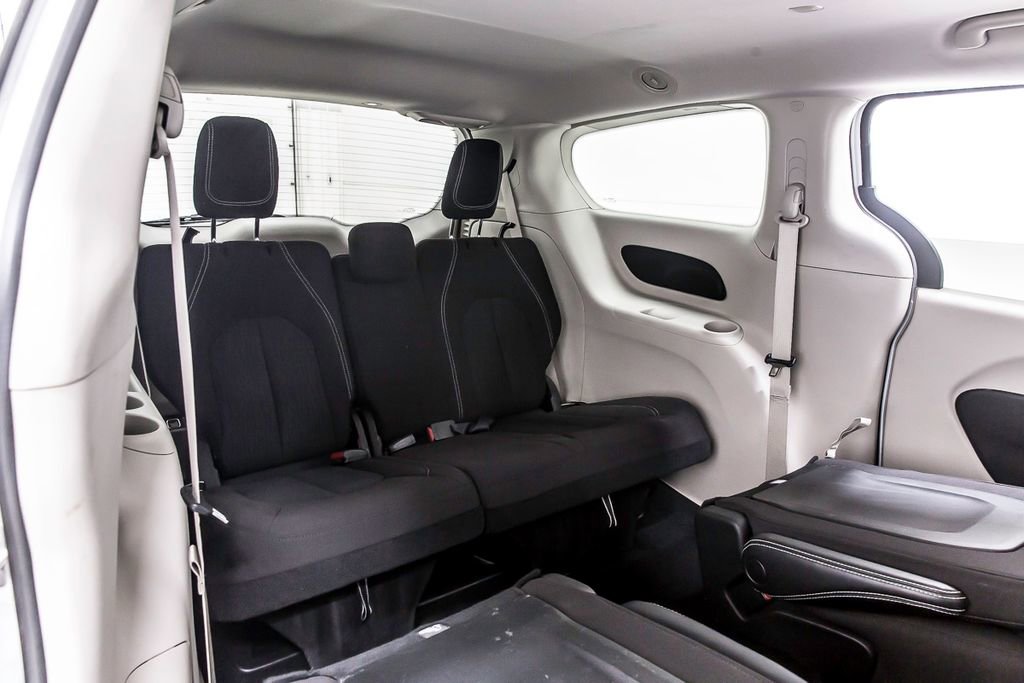 Used 2022 Chrysler Voyager LX image 35