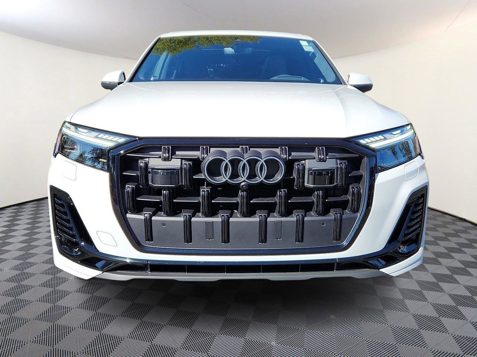 Used 2025 Audi Q7 3.0T Prestige w/ Prestige Package image 2