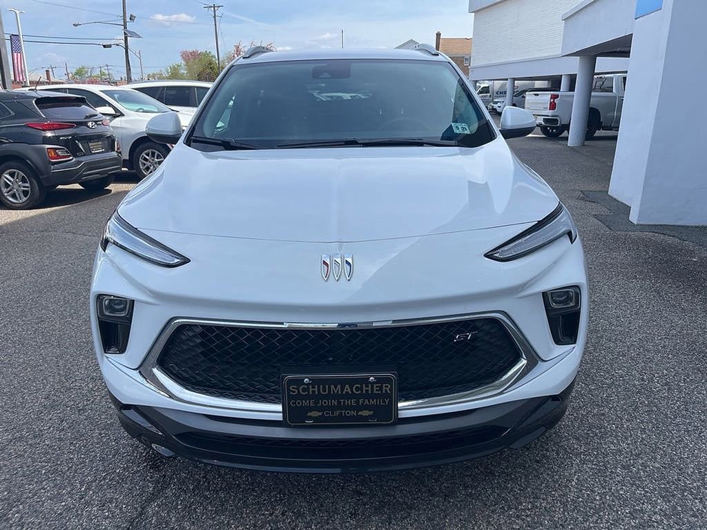 Used 2024 Buick Encore GX Sport Touring FWD image 2