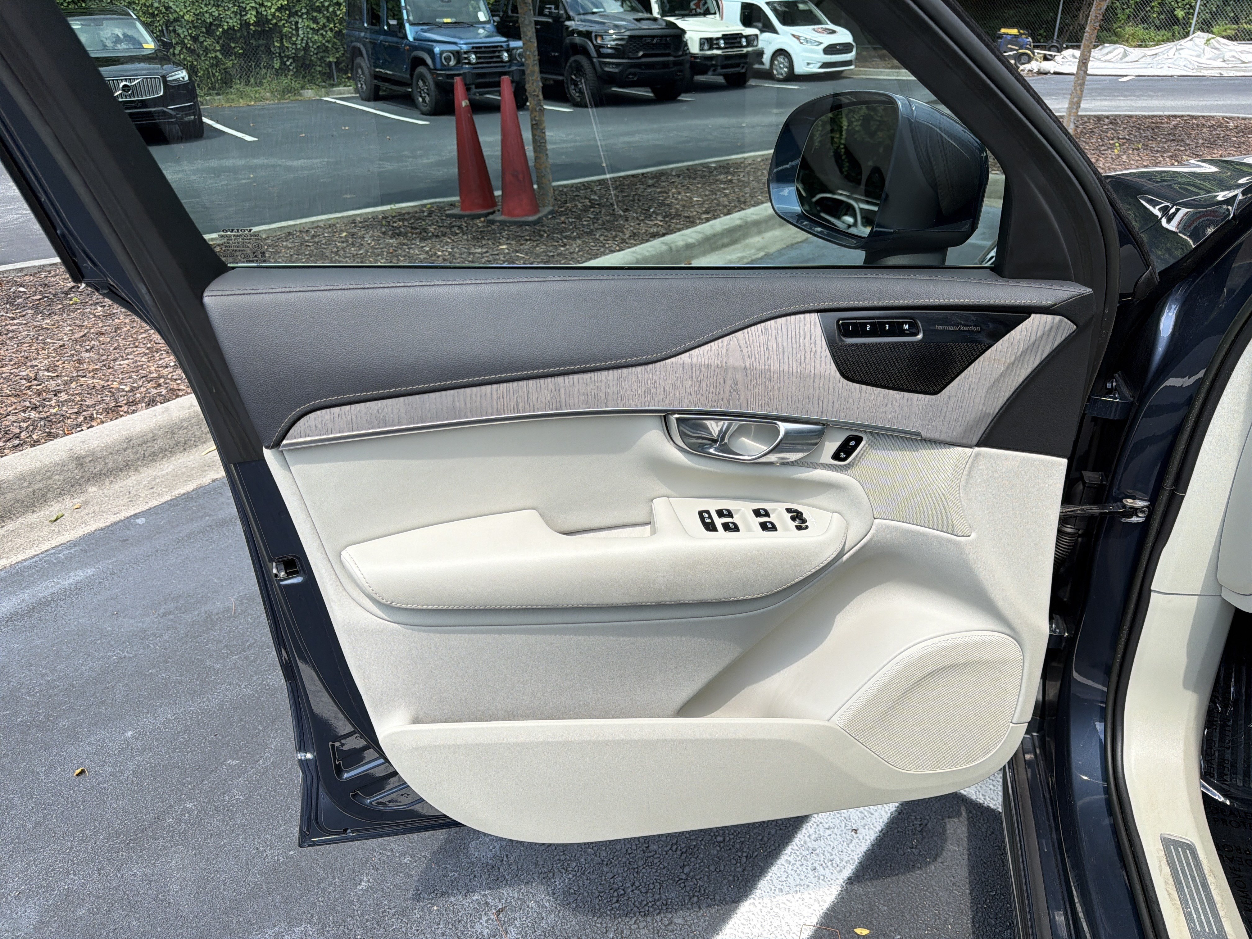 Certified 2023 Volvo XC90 B6 Ultimate w/ Protection Package Premier AWD/4WD image 14
