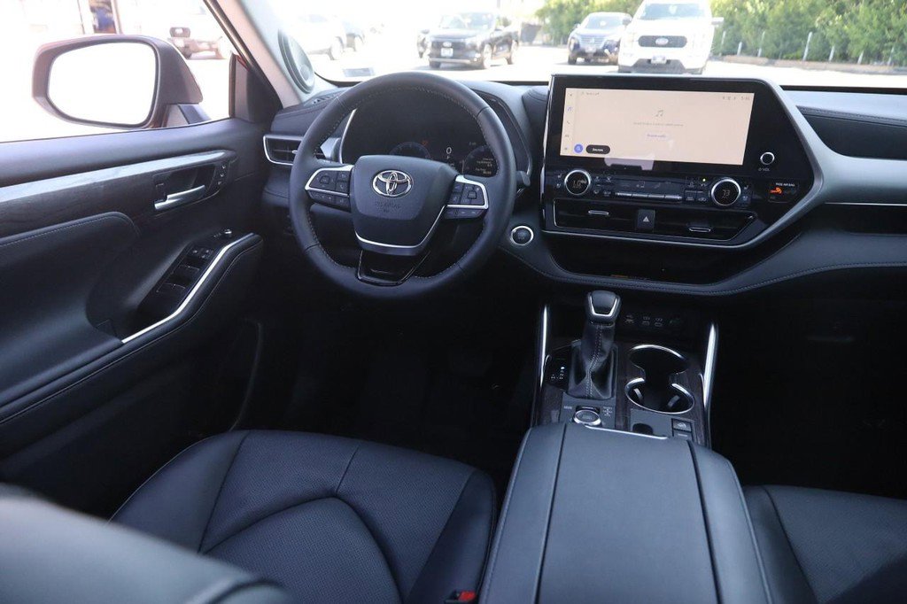 Used 2025 Toyota Highlander Platinum AWD/4WD image 27