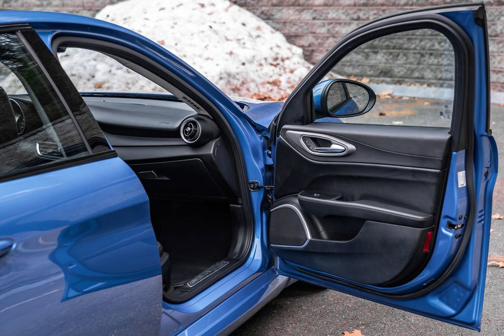 Used 2017 Alfa Romeo Giulia AWD image 14