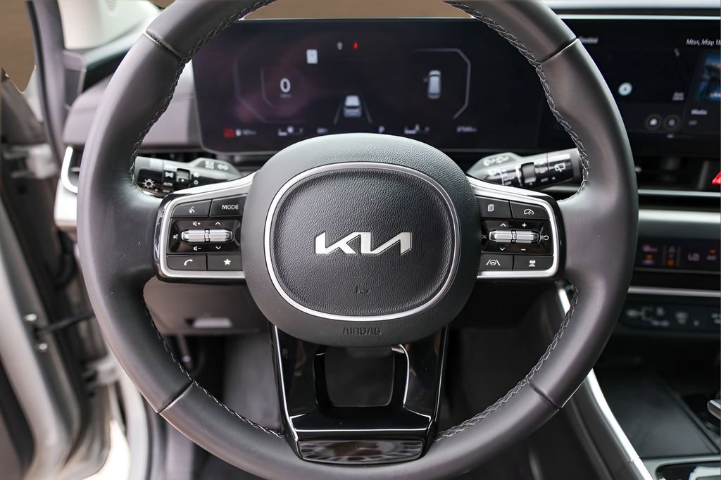 Used 2025 Kia Carnival SX FWD image 12