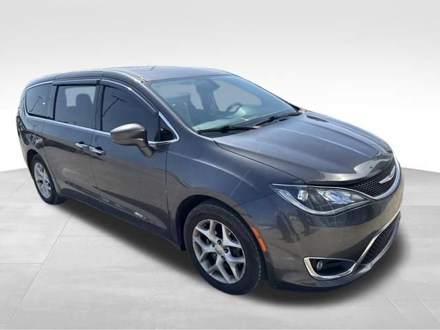 Used 2019 Chrysler Pacifica Touring Plus w/ Tire & Wheel Group FWD image 3