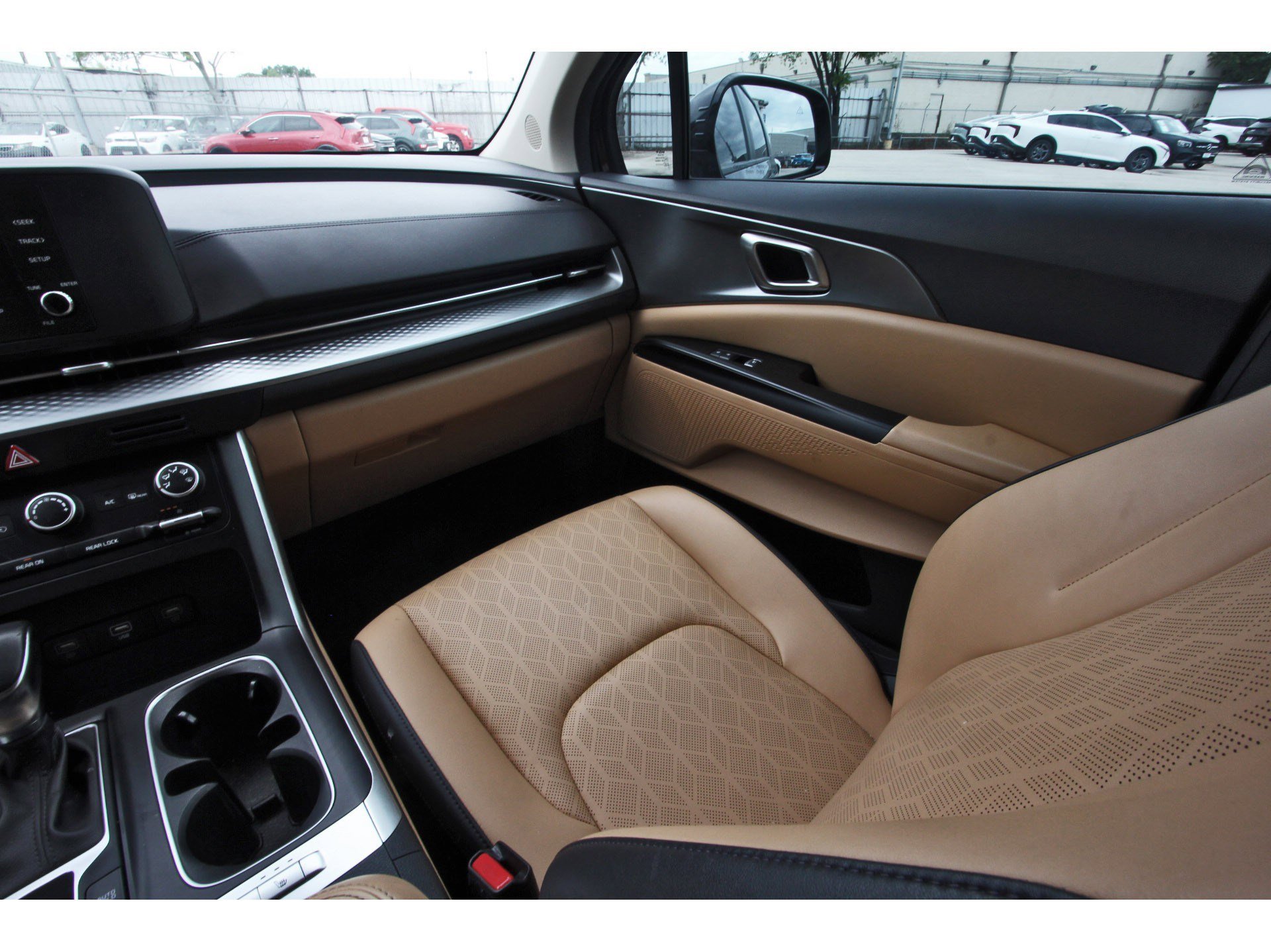 Used 2024 Kia Carnival LX FWD image 12