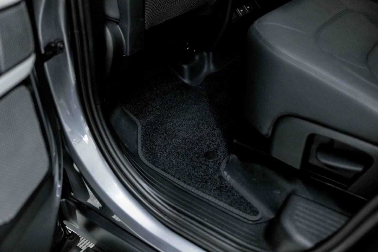 Used 2023 Land Rover Defender 130 SE image 46