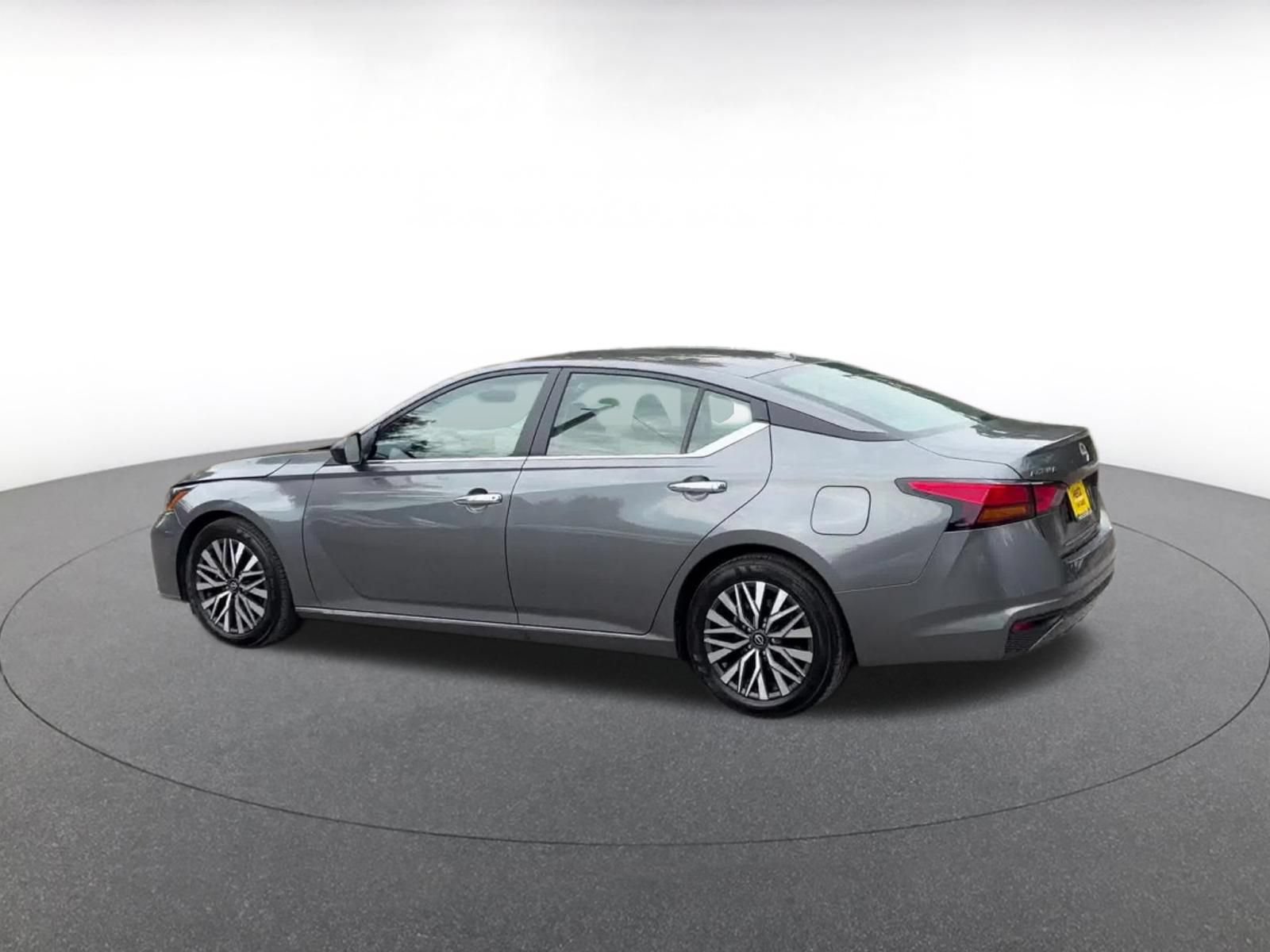 Used 2025 Nissan Altima 2.5 SV FWD image 8
