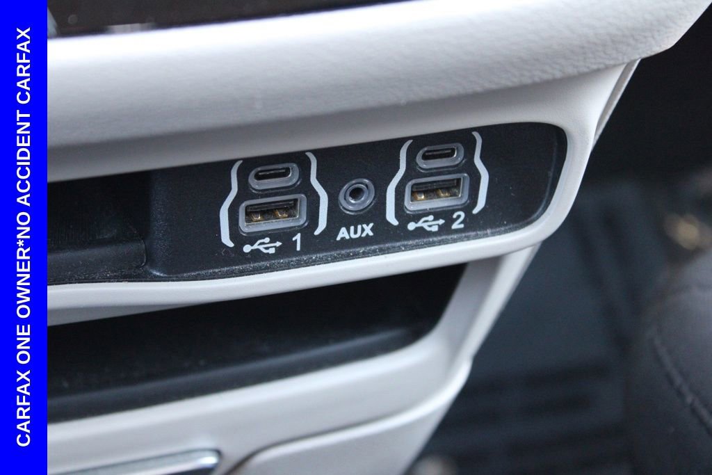 Used 2023 Chrysler Voyager LX image 44