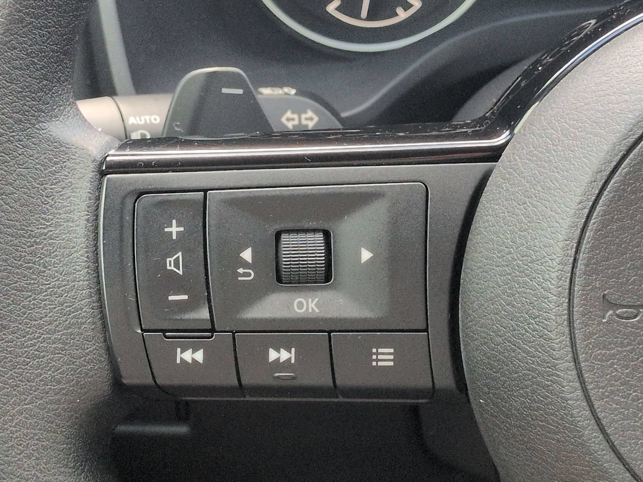 Used 2022 Nissan Rogue SV FWD image 23