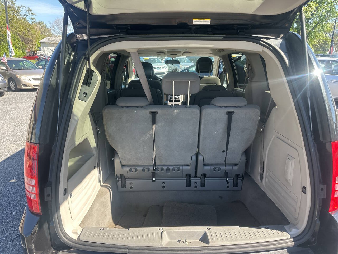 Used 2010 Chrysler Town & Country Touring FWD image 15