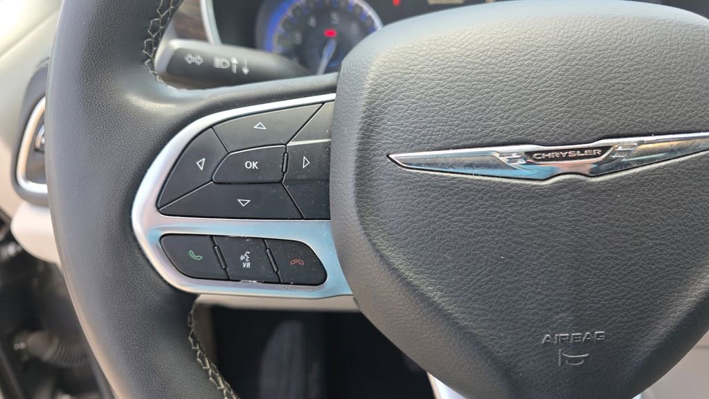 Used 2023 Chrysler Pacifica Limited FWD image 16