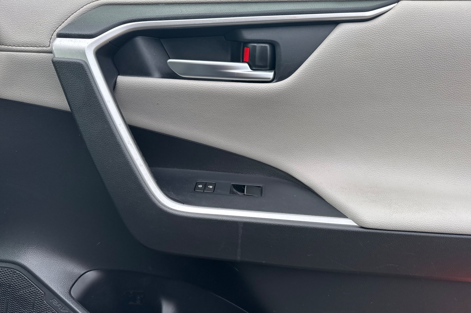 Used 2020 Toyota RAV4 Limited image 21