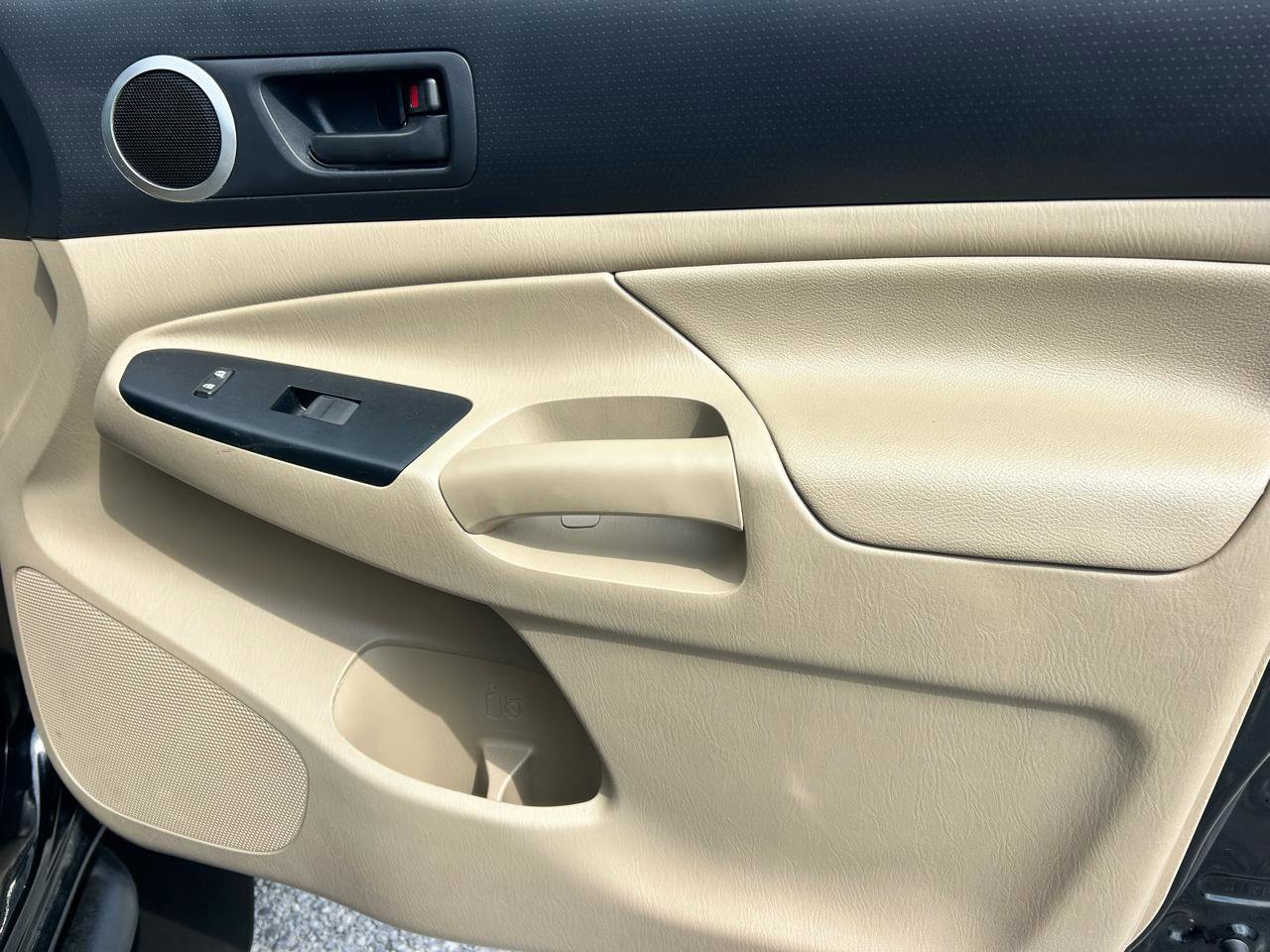 Used 2014 Toyota Tacoma PreRunner w/ SR5 Package RWD image 11