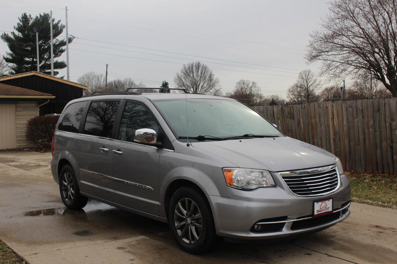 Used 2016 Chrysler Town & Country Touring-L w/ Driver Convenience Group FWD image 2