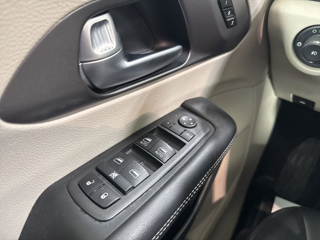 Used 2024 Chrysler Pacifica Touring-L FWD image 21