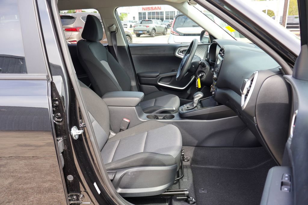 Used 2025 Kia Soul LX image 8