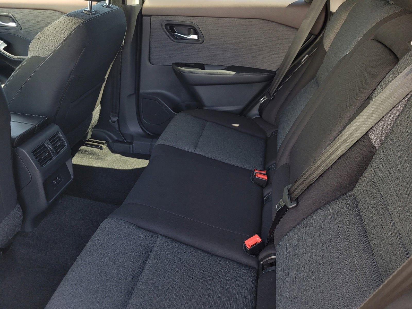 Used 2023 Nissan Rogue SV image 11