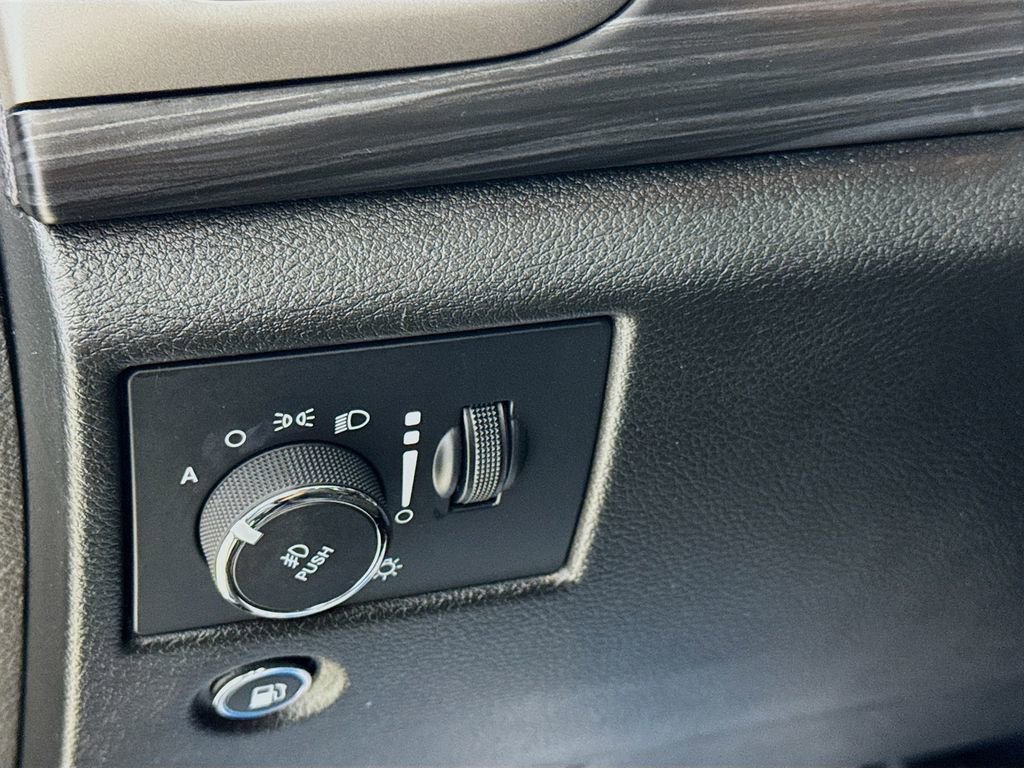 Used 2022 Jeep Grand Cherokee Laredo X image 12