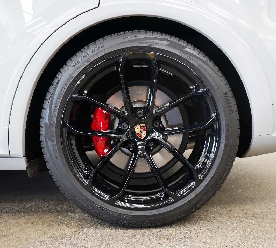 Used 2025 Porsche Cayenne GTS AWD/4WD image 12