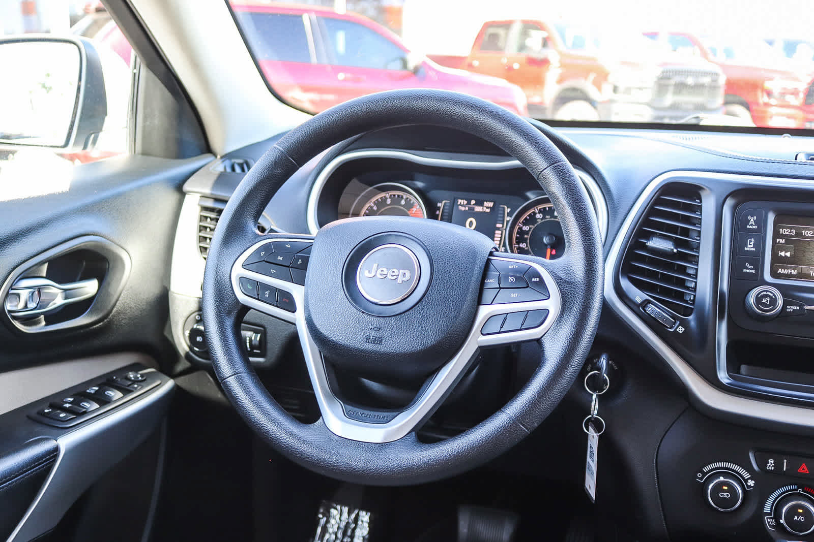 Used 2018 Jeep Cherokee Latitude FWD image 15
