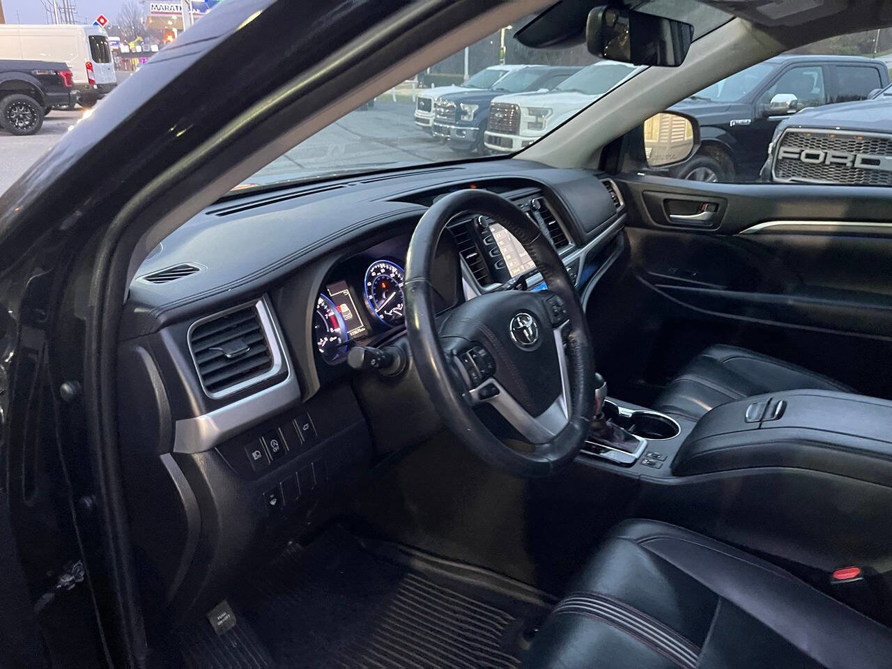Used 2019 Toyota Highlander SE AWD/4WD image 14