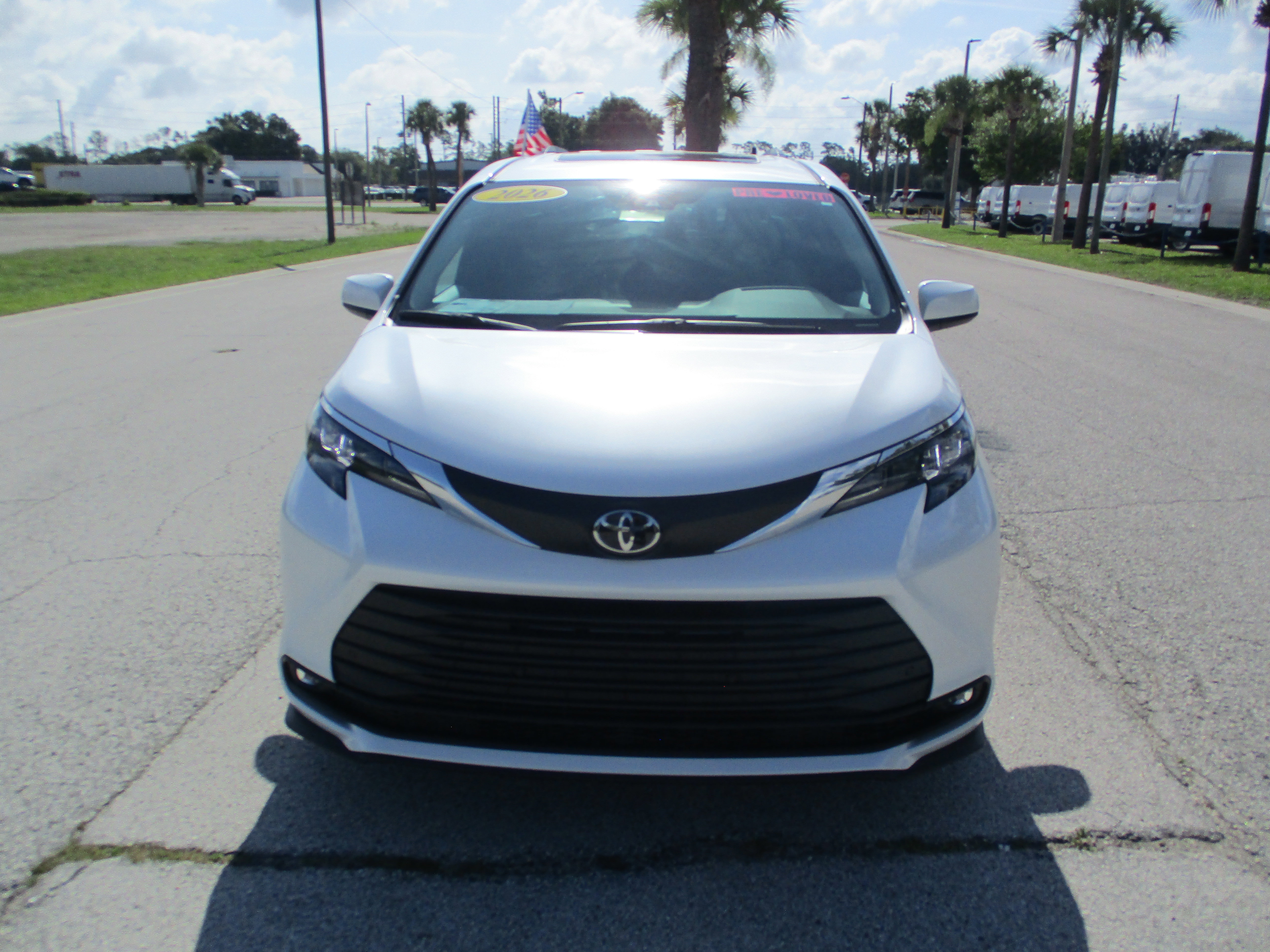Used 2026 Toyota Sienna XLE FWD image 2