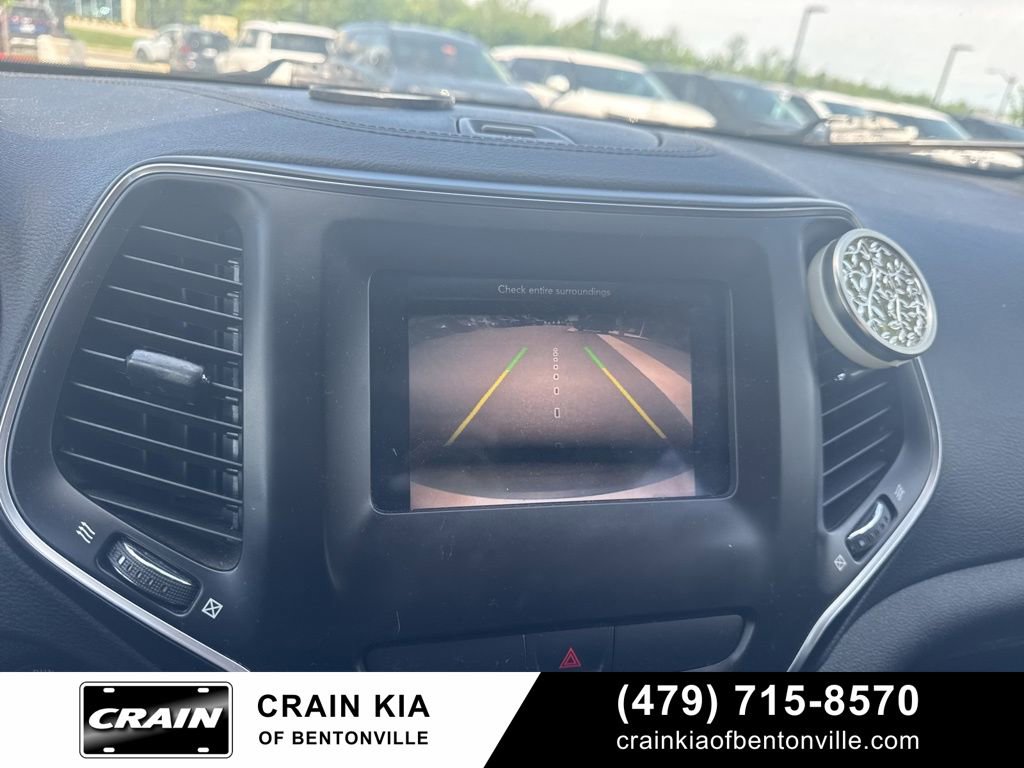 Used 2019 Jeep Cherokee Latitude w/ Popular Appearance Group FWD image 22