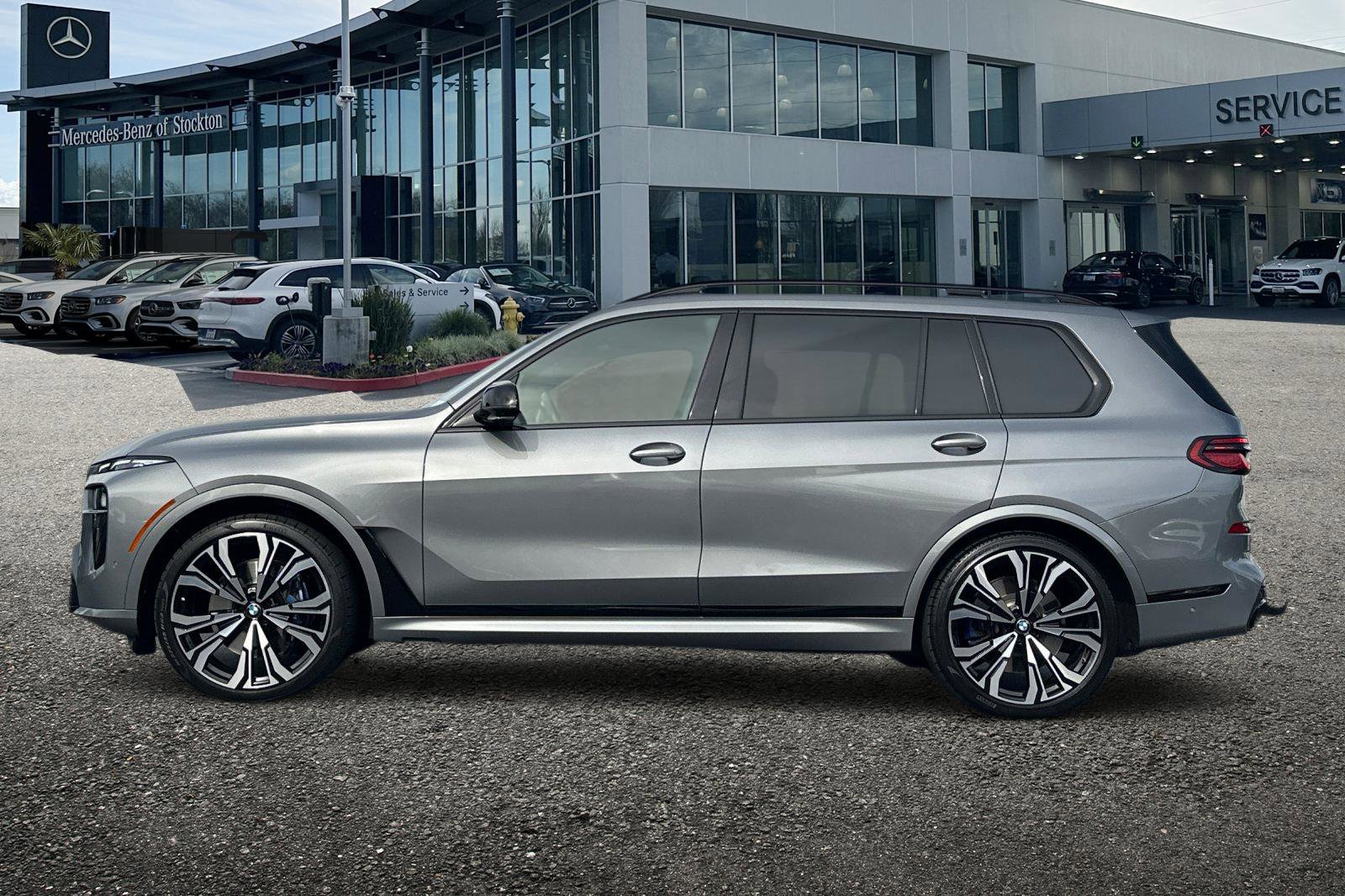 Used 2023 BMW X7 M60i w/ Executive Package image 7