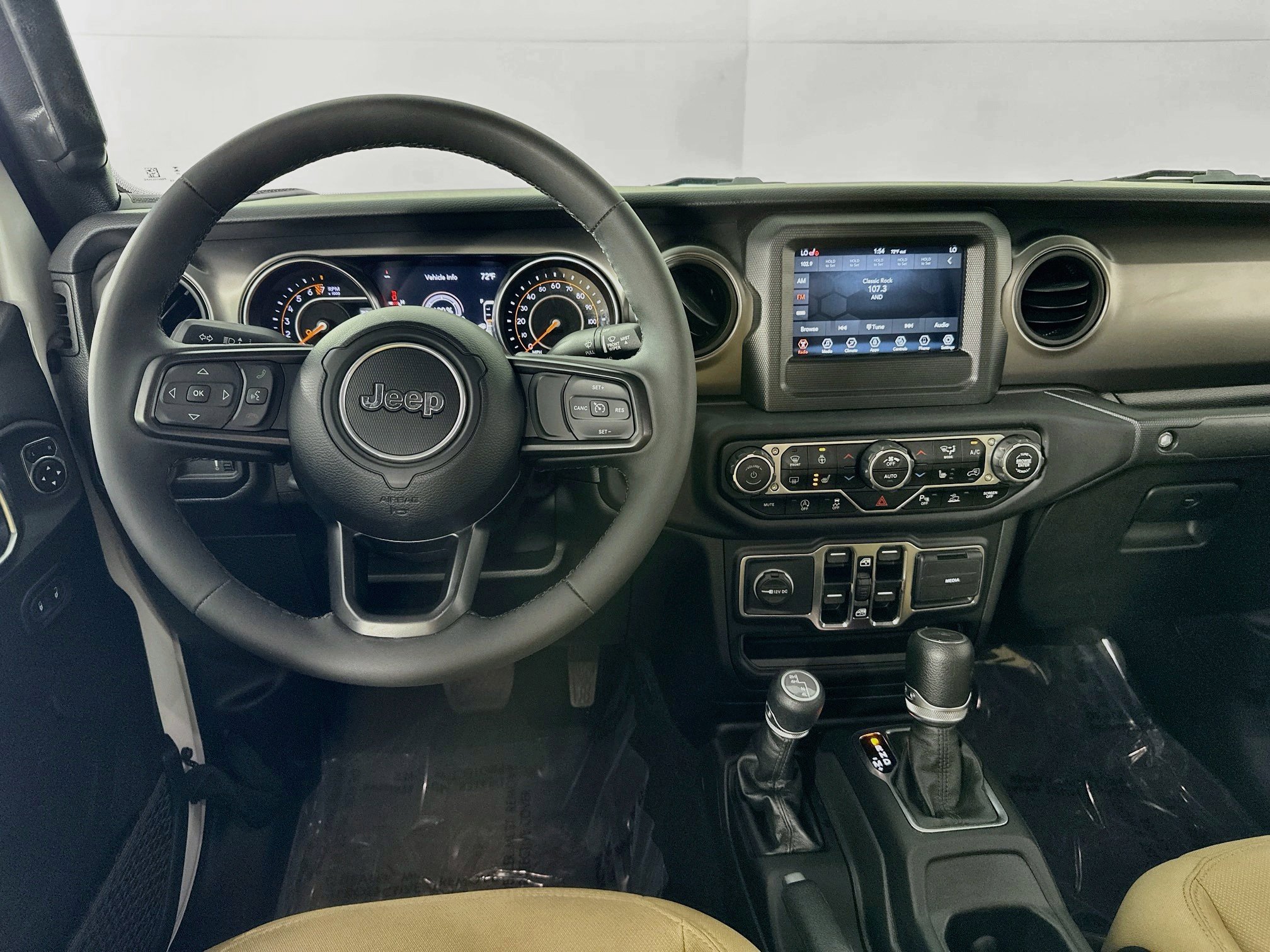 Used 2023 Jeep Gladiator Willys AWD/4WD image 21